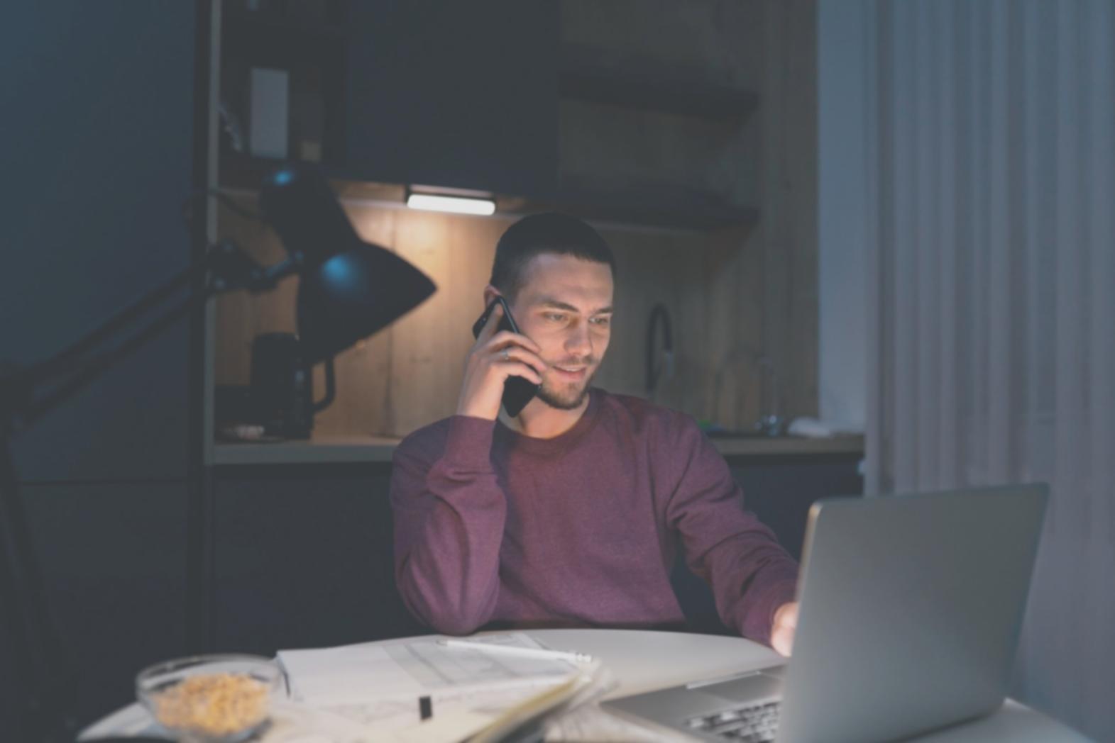 Анализ финансовых данных на экране компьютера